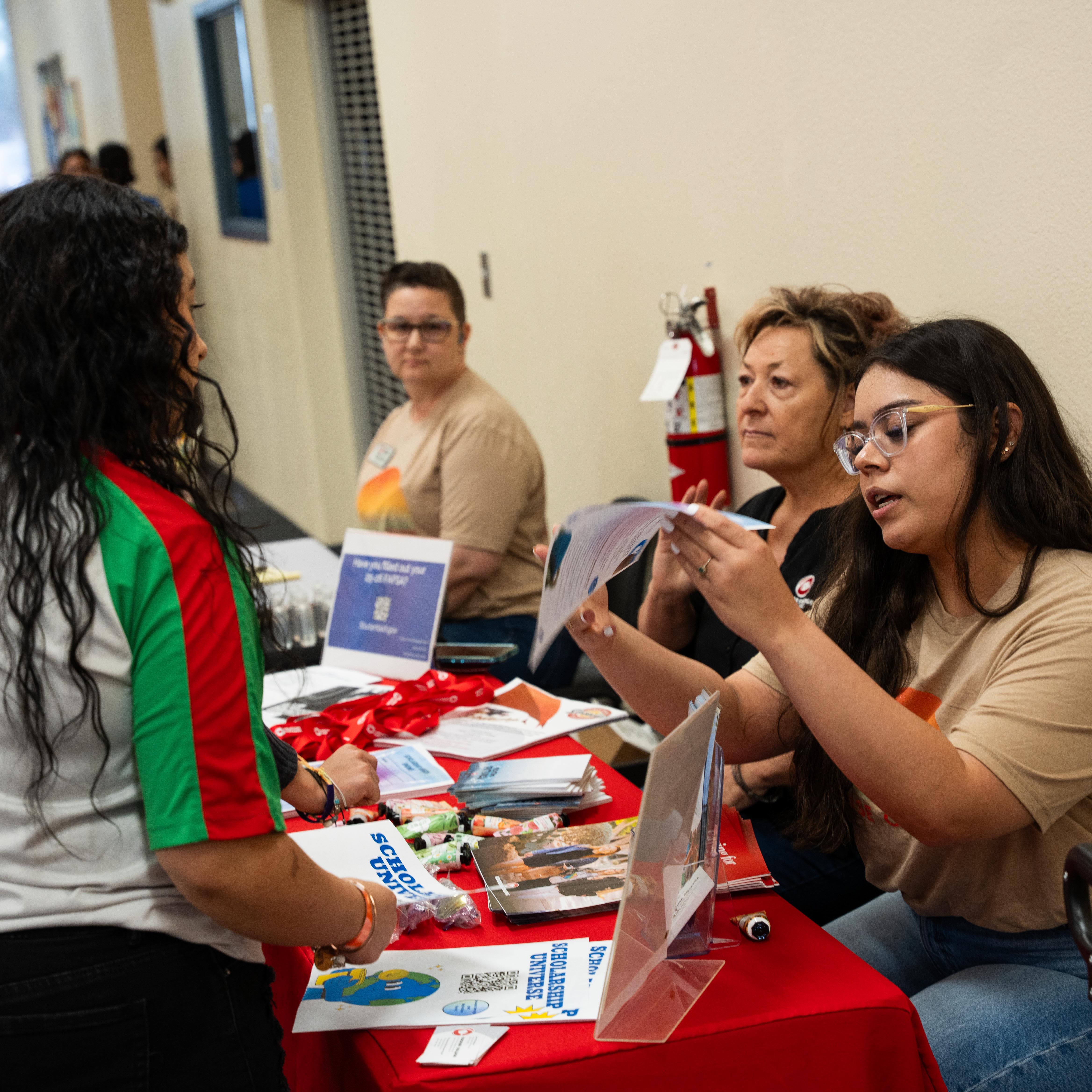 Students at club fair booth